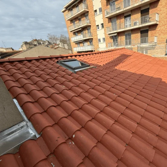 toiture-tuiles-velux-colomiers-768x553 couvreur Toulouse, couvreur Blagnac, couvreur Balma, couvreur Ramonville, couvreur L'Union, énovation de toiture Toulouse, Nettoyage de toiture Toulouse, Isolation de toiture Toulouse, Fuite de toiture Toulouse, Étanchéité de toiture Toulouse, Réparation de faîtage Toulouse, Pose de tuile Toulouse, couvreur zingueur Toulouse, Pose de gouttière Toulouse, Planche de rive Toulouse, Pose de pied de cheminée Toulouse, Charpentier Toulouse, Pose Velux Toulouse